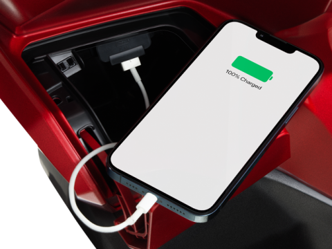 Hộc đựng đồ phía trước rộng kết hợp cổng sạc USB tiện lợi