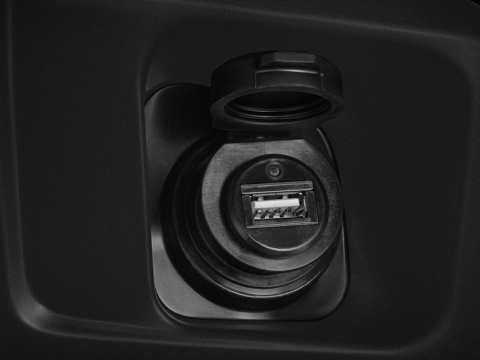 Cổng sạc USB loại A kèm nắp chống nước giúp gia tăng thêm sự tiện ích trên mỗi hành trình.