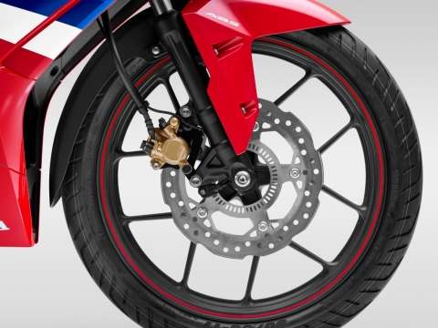 Hệ thống phanh ABS kiểm soát lực phanh tối ưu, an toàn khi phanh gấp ở tốc độ cao hay mặt đường trơn trượt.