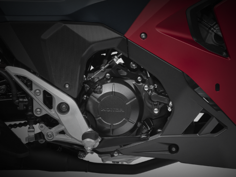 Khối động cơ DOHC 150cc đầy uy lực. Cho khả năng tăng tốc mạnh mẽ, liền mạch của một cỗ máy đua thực thụ.